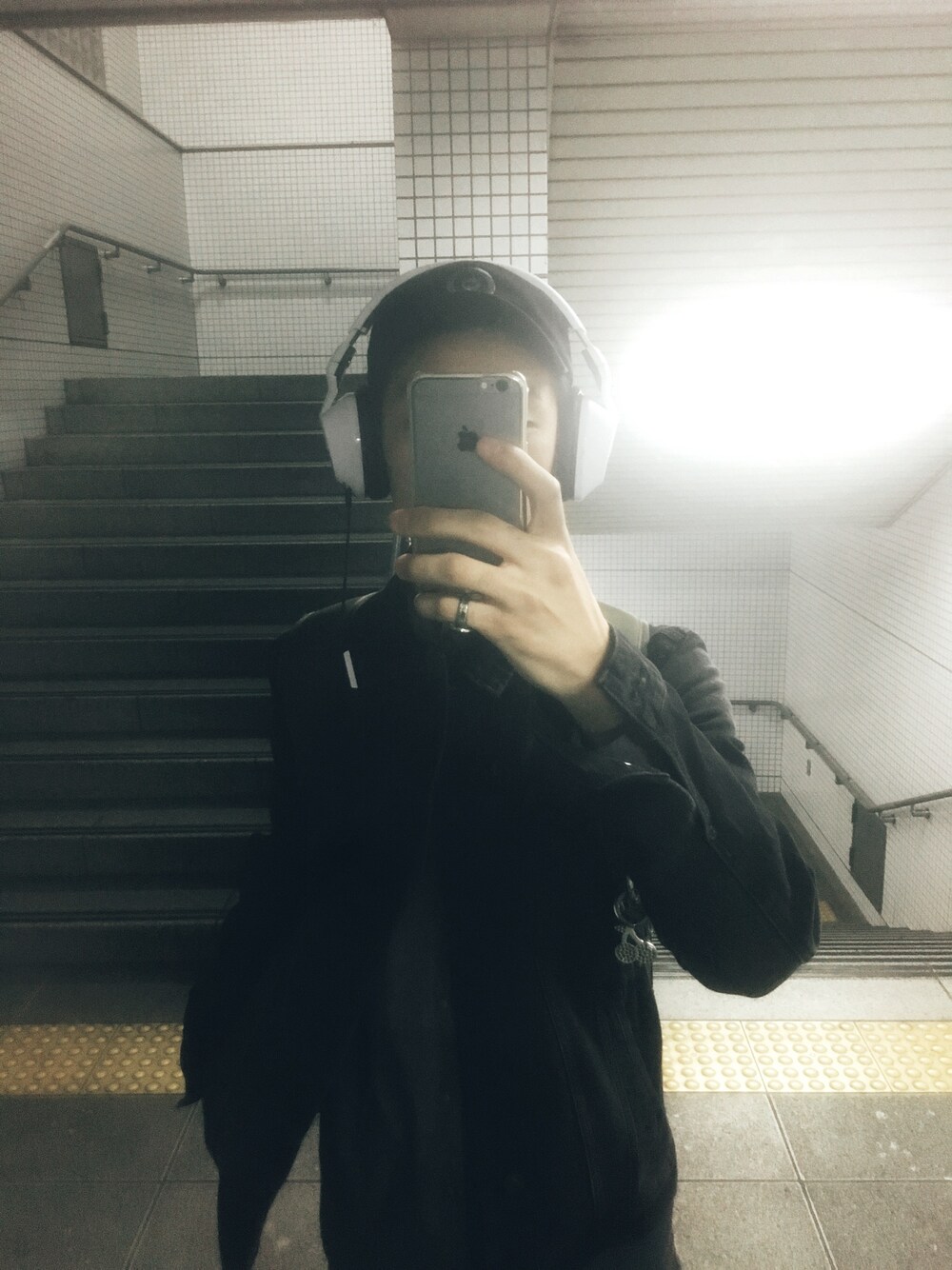 ブラック系のデニムジャケット、グレー系のシャツ/ブラウス、ブラック系のその他パンツを着用したメンズの秋コーディネートの1枚目の写真