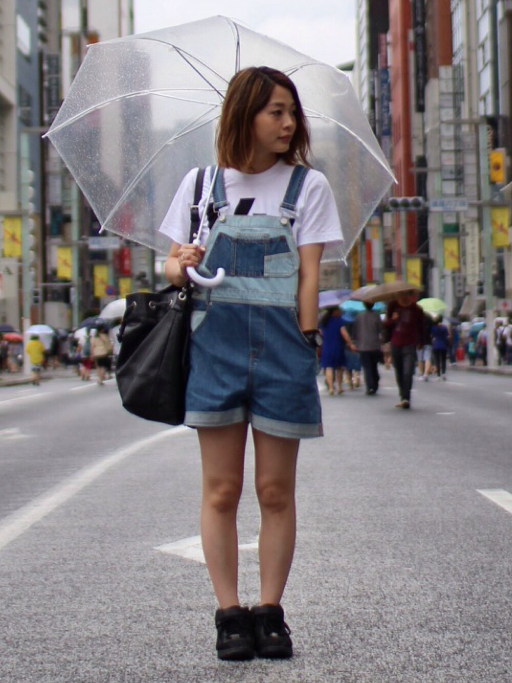 「雨の日コーデ、デニム、オールインワン、スニーカー、Tシャツ、梅雨、傘、denim、FILA」｜「MONKIのデニムオーバーオール（サロペット/オーバーオール、ブルー系）」を使った、あんずさん（レディース・155cm）の夏コーディネートの1枚目の写真