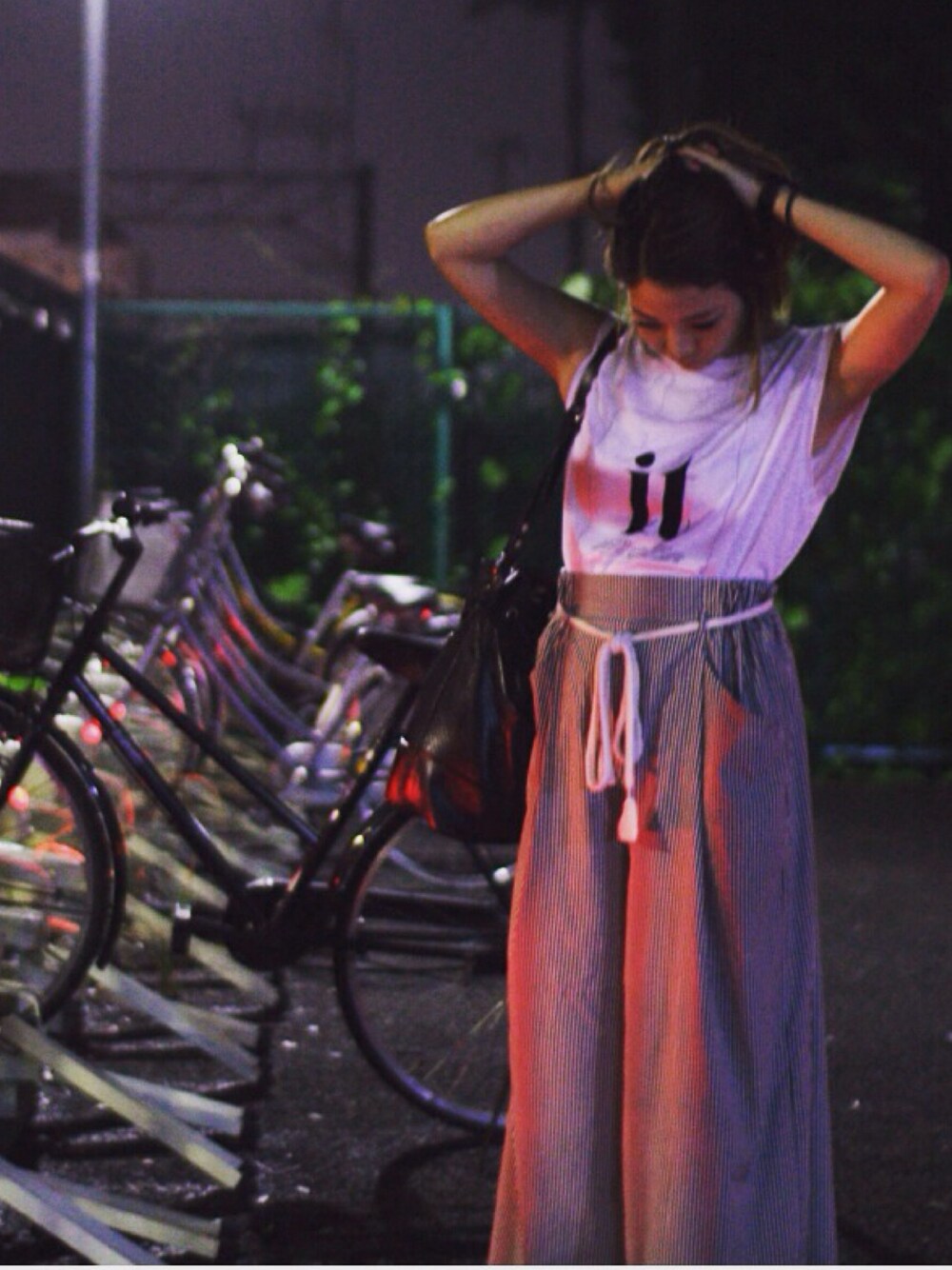 「ZARA、ストライプ、Tシャツ、ロゴT、ワイドパンツ、寝不足、夏、summer、夜のスナップ」｜「ZARAのアイテム（Tシャツ/カットソー、ホワイト系）」を使った、あんずさん（レディース・155cm）の夏コーディネートの1枚目の写真