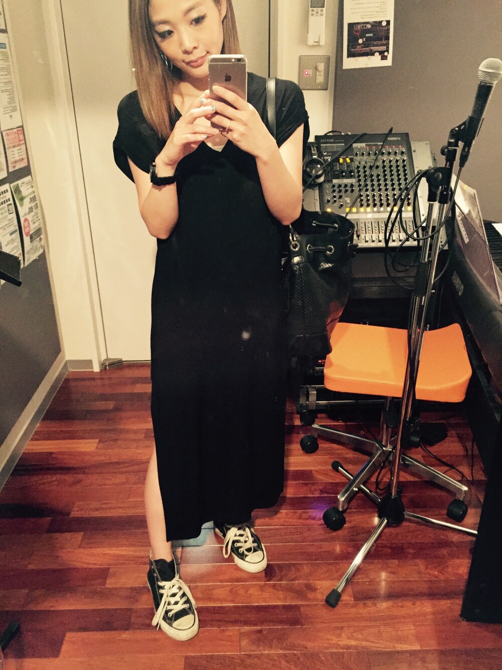 「マキシ丈ワンピース、リラックススタイル、カジュアル、モノトーン、シンプル、ブラック、コンバース、オールスター、black、converse」｜「ZARAのアイテム（ワンピース、ブラック系）」を使った、あんずさん（レディース・155cm）の夏コーディネートの1枚目の写真