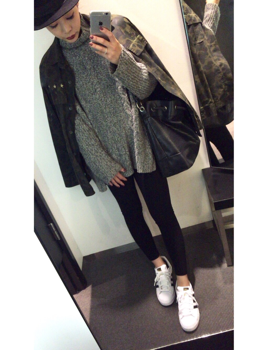 「ニット、秋のコーデ、カモフラ、ハット、スニーカー、adidas、autumn、sneakers、赤リップ、スーパースター」｜「ZARAのアイテム（ニット/セーター、グレー系）」を使った、あんずさん（レディース・155cm）の秋コーディネートの1枚目の写真