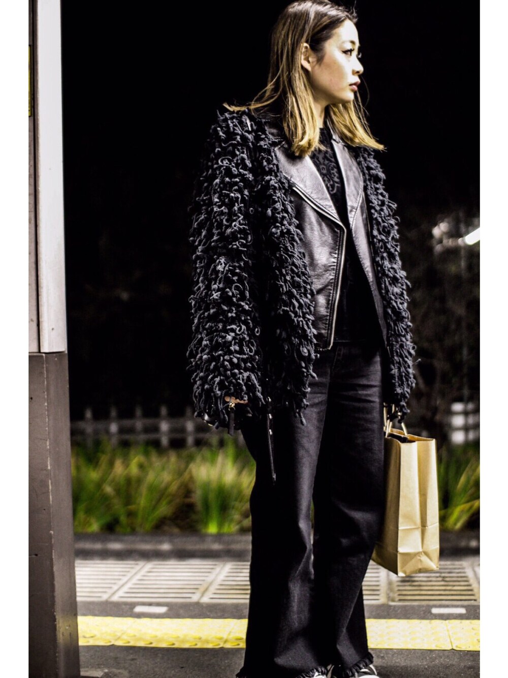 「オールブラック、コンバース、スニーカー、ファー、ライダース、オールスター、black、converse、sneakers」｜「ZARAのアイテム（その他アウター、ブラック系）」を使った、あんずさん（レディース・155cm）の冬コーディネートの1枚目の写真