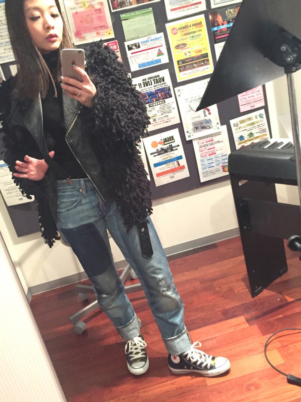 「ライダース、デニム、denim、スニーカー、sneakers、converse、TOMMY、ZARA、rrl、ridersjacket」｜「RALPH LAURENのアイテム（デニムパンツ、ブルー系）」を使った、あんずさん（レディース・155cm）の冬コーディネートの1枚目の写真
