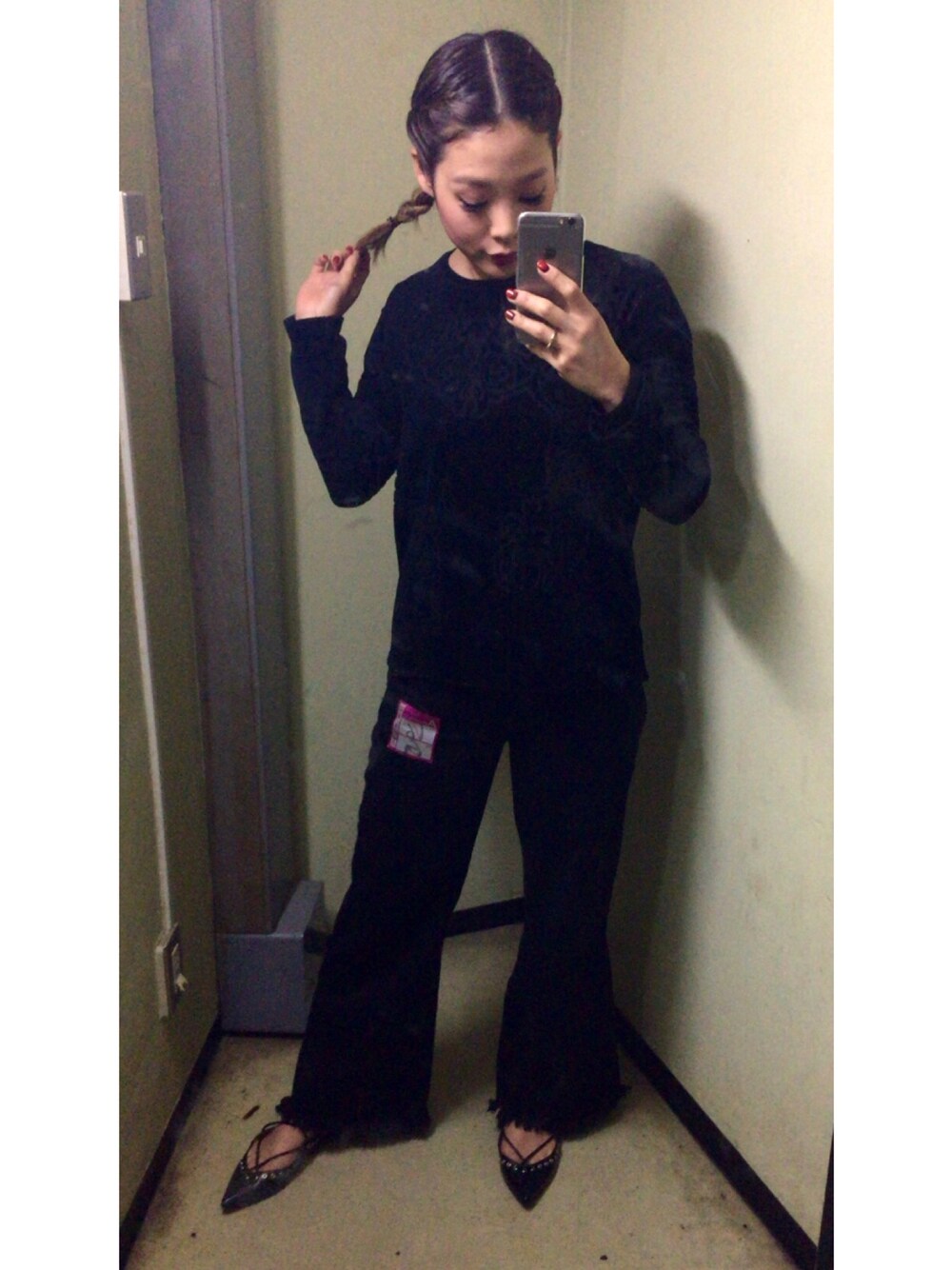 「ブラック、ZARA、レースアップシューズ、ワイドパンツ、フリンジ、モード、black、mode、ゴシック」｜「ZARAのアイテム（Tシャツ/カットソー、ブラック系）」を使った、あんずさん（レディース・155cm）の冬コーディネートの1枚目の写真
