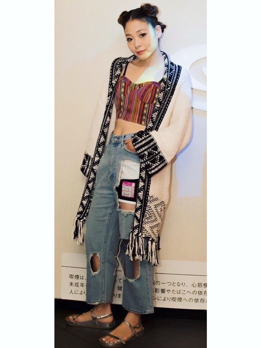 「衣装、LIVE、singer、渋谷、エスニック、デニム、ダメージデニムパンツ、ボクサーパンツ、ZARA」｜「CHEAP MONDAYのアイテム（デニムパンツ、ブルー系）」を使った、あんずさん（レディース・155cm）の冬コーディネートの1枚目の写真