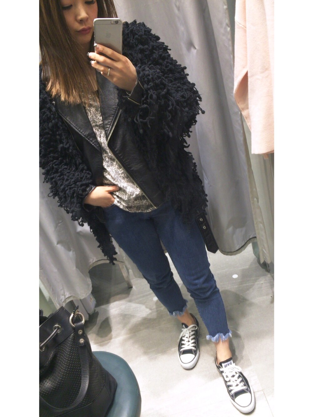 「もこもこ、ライダース、ペイズリー、デニム、スニーカー、コンバース、オールスター、denim」｜「ZARAのアイテム（その他アウター、ブラック系）」を使った、あんずさん（レディース・155cm）の春コーディネートの1枚目の写真