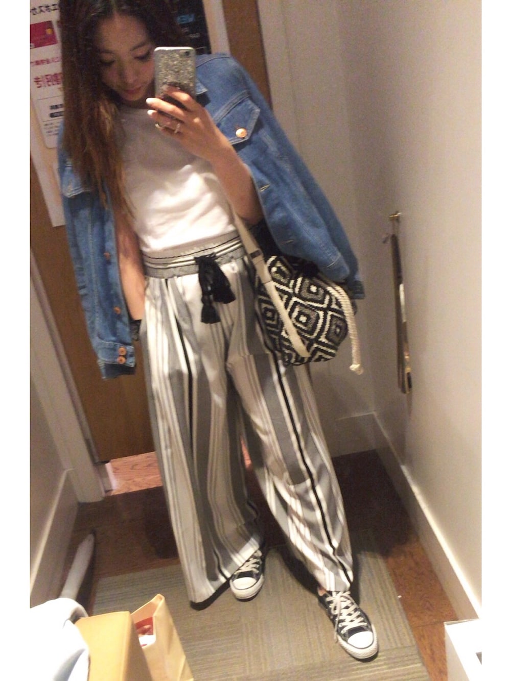 「ワイドパンツ、ストライプ、デニム、モノトーン、コンバース、オールスター、denim、simple、お買い物」｜「H&Mのアイテム（デニムジャケット、ブルー系）」を使った、あんずさん（レディース・155cm）の春コーディネートの1枚目の写真