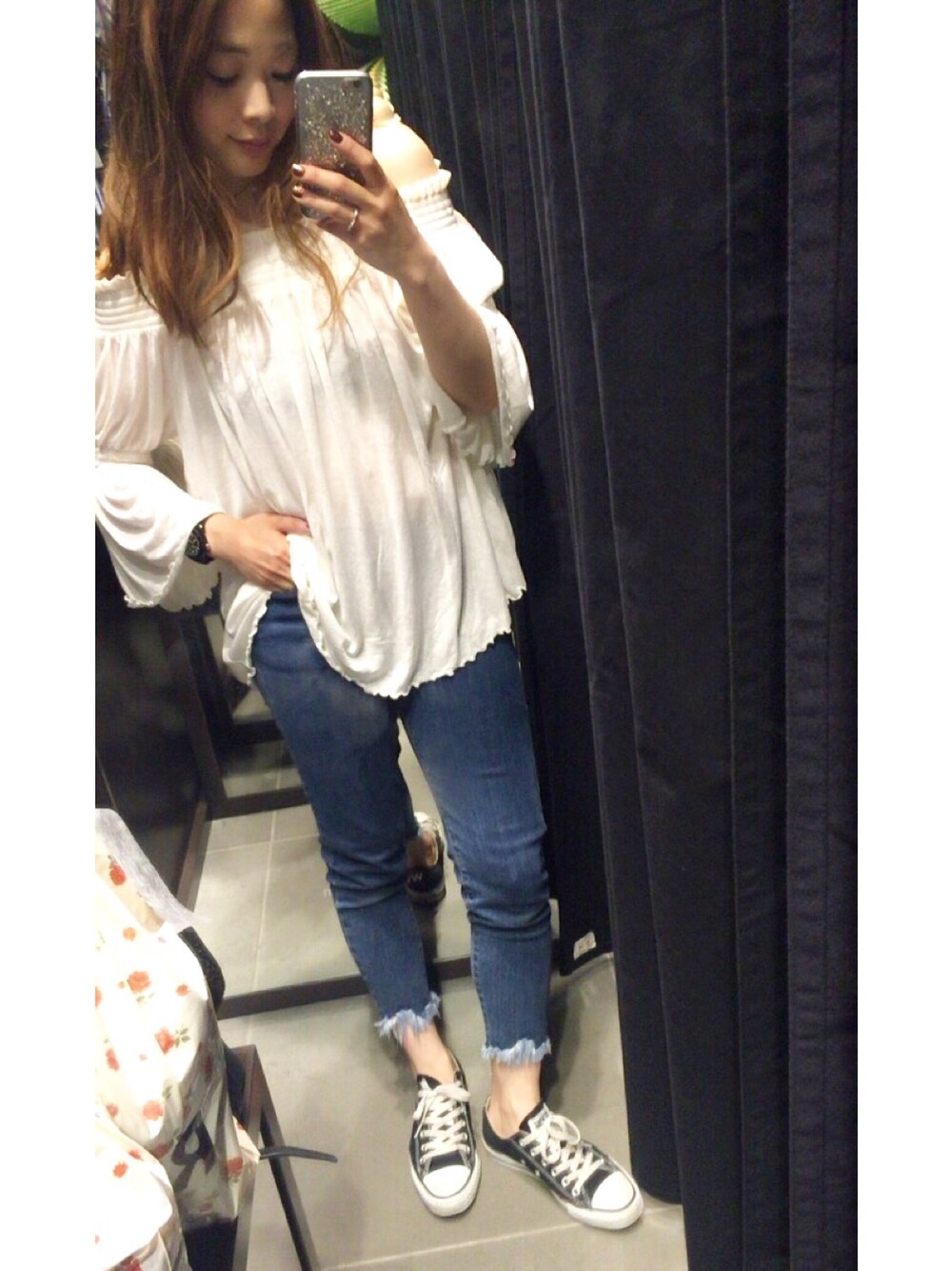 「オフショルダー、カジュアル、デニム、スニーカー、コンバース、ラフ、チョーカー、rosebud、converse、moussy」｜「ROSE BUDのアイテム（シャツ/ブラウス、ホワイト系）」を使った、あんずさん（レディース・155cm）の夏コーディネートの1枚目の写真