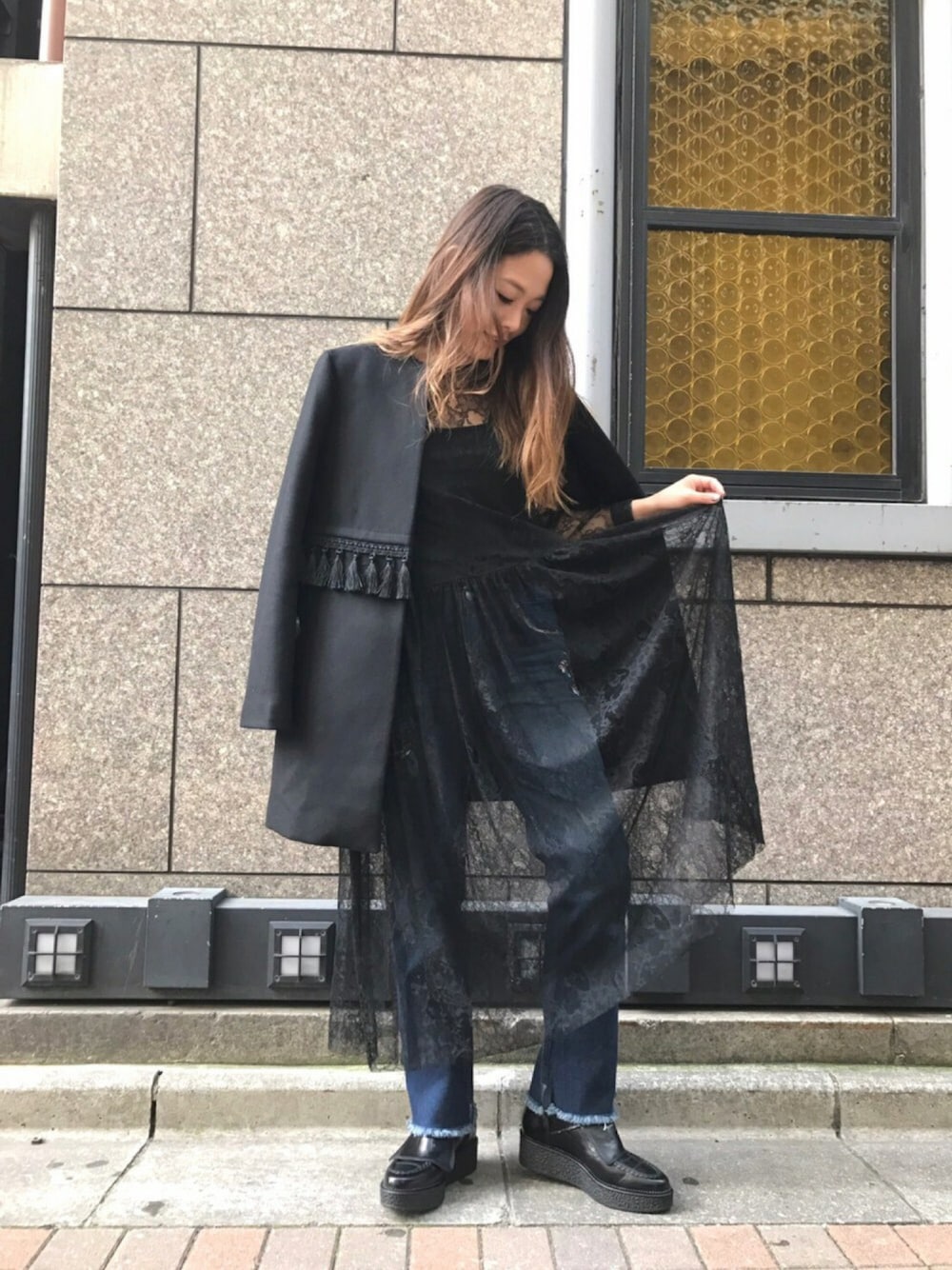 「黒、冬コーデ、black、denim、カジュアル、レース、レイヤードスタイル、ZARA」｜「ZARAのアイテム（ワンピース、ブラック系）」を使った、あんずさん（レディース・155cm）の冬コーディネートの1枚目の写真