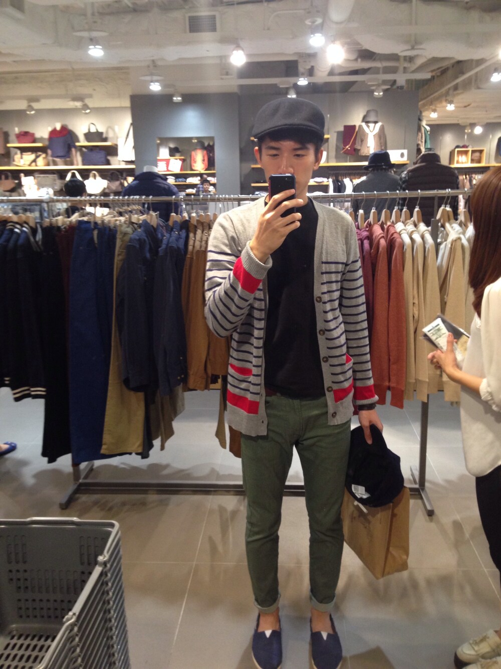 「UNIQLOのアイテム（その他パンツ、グリーン系）」を使った、JEFF Luさん（メンズ・178cm）の夏コーディネートの1枚目の写真