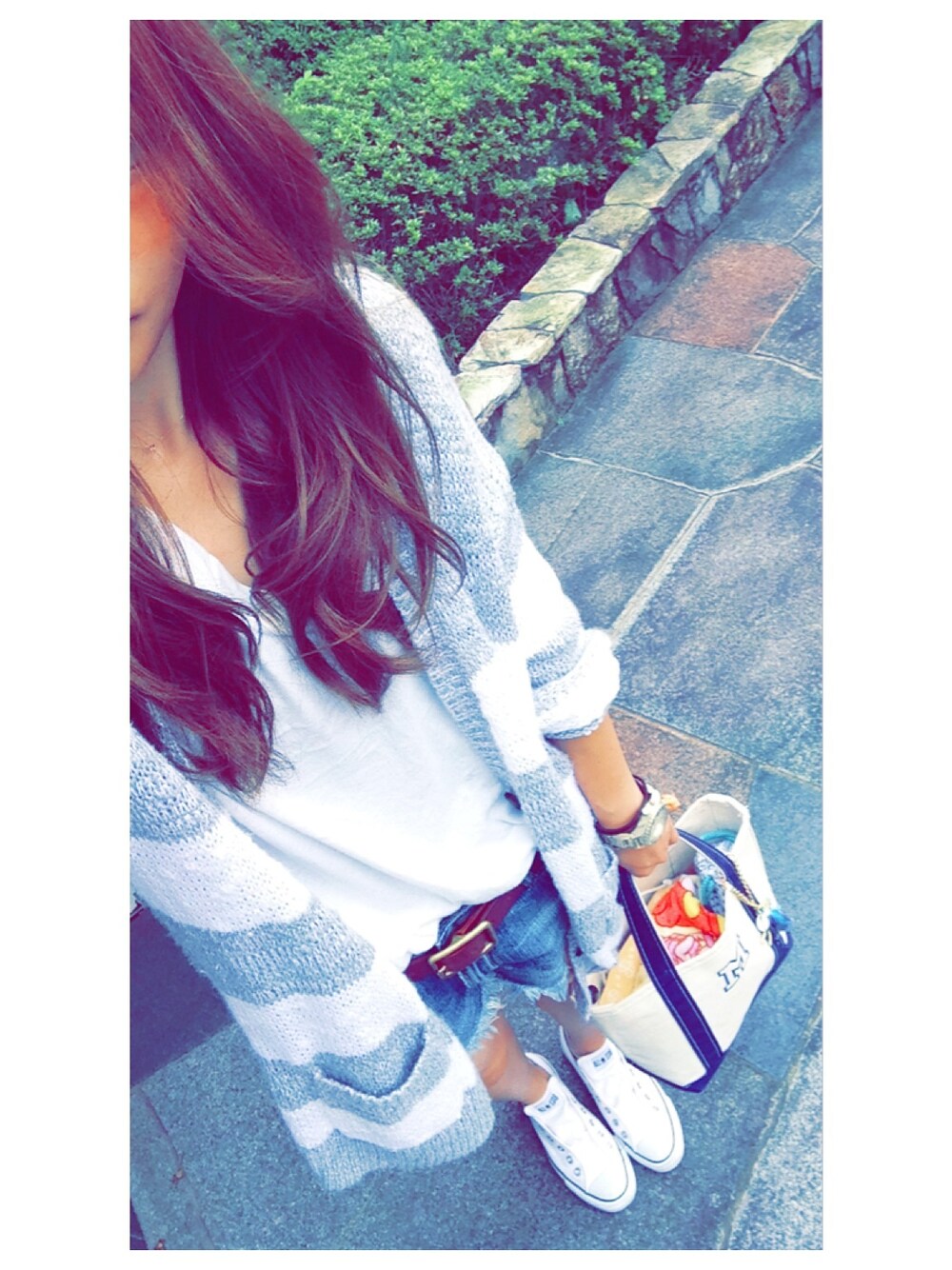 「アバクロ、Abercrombie&Fitch、ラグナムーン、lagnamoon、converse、紐なしスニーカー、スリッポン、サーフ、FLOVE、Tシャツ×デニム」｜「Abercrombie&Fitchのアバクロボーダーカーデ（カーディガン/ボレロ、グレー系）」を使った、masa◡̈🌴さん（レディース・159cm）の秋コーディネートの1枚目の写真
