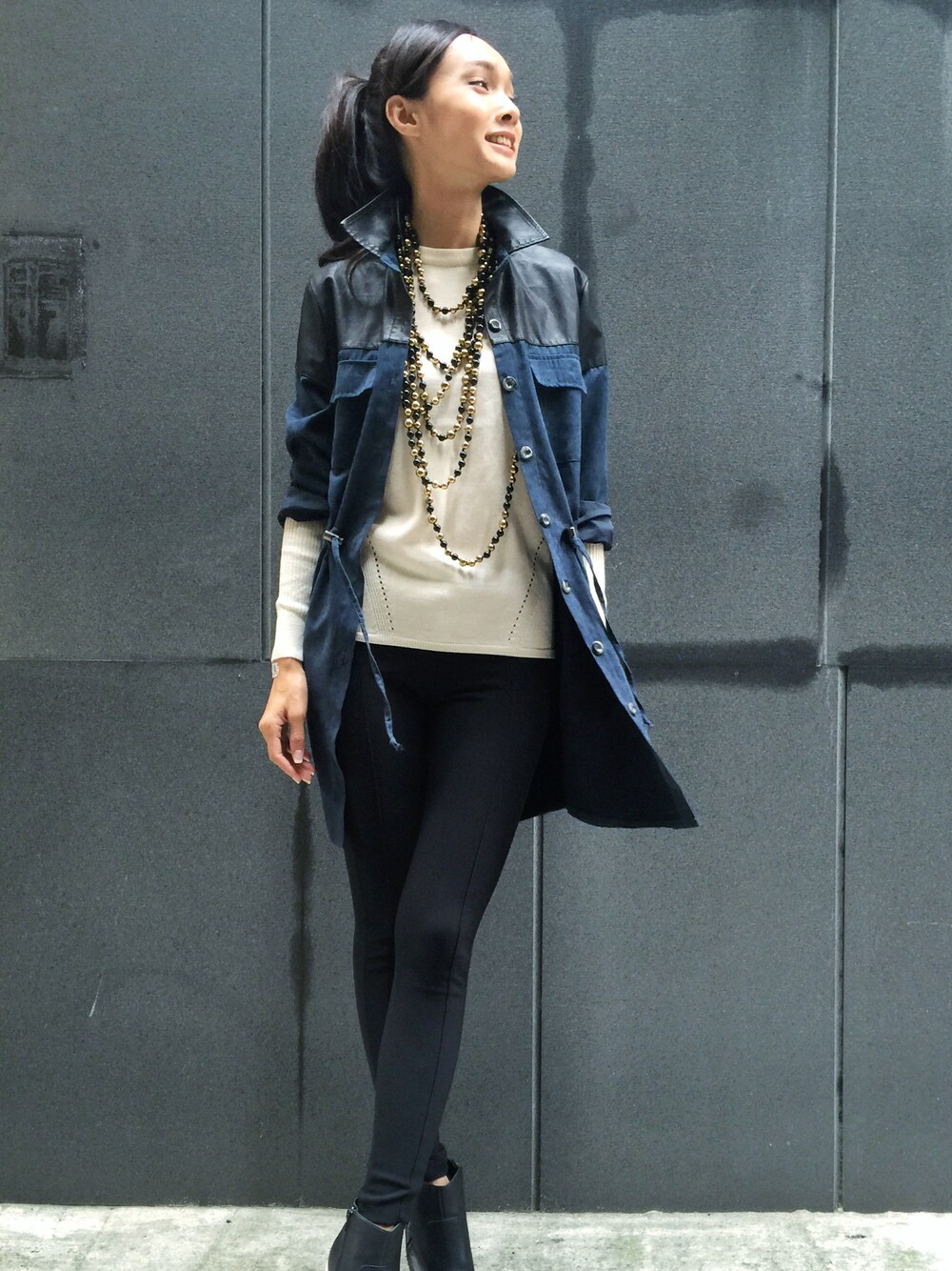 「jeans、jacket 、dress、Taiwan、TAIPEI、blue、black、gold、knit、leather」｜「CHENG PAI chengのアイテム（ニット/セーター、ベージュ系）」を使った、CHENG PAI CHENGさん（レディース・170cm）の秋コーディネートの1枚目の写真