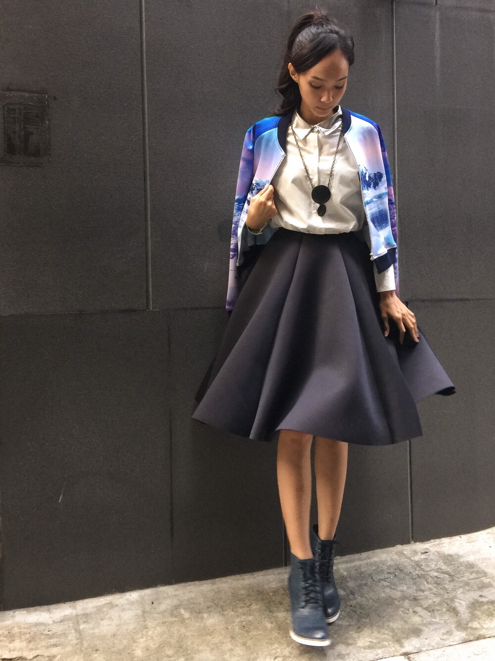 「blue、black and white、black、white、print、skirt、shirts、jacket 、TAIPEI、ootd」｜「CHENG PAI CHENGのアイテム（シャツ/ブラウス、ホワイト系）」を使った、CHENG PAI CHENGさん（レディース・170cm）の冬コーディネートの1枚目の写真