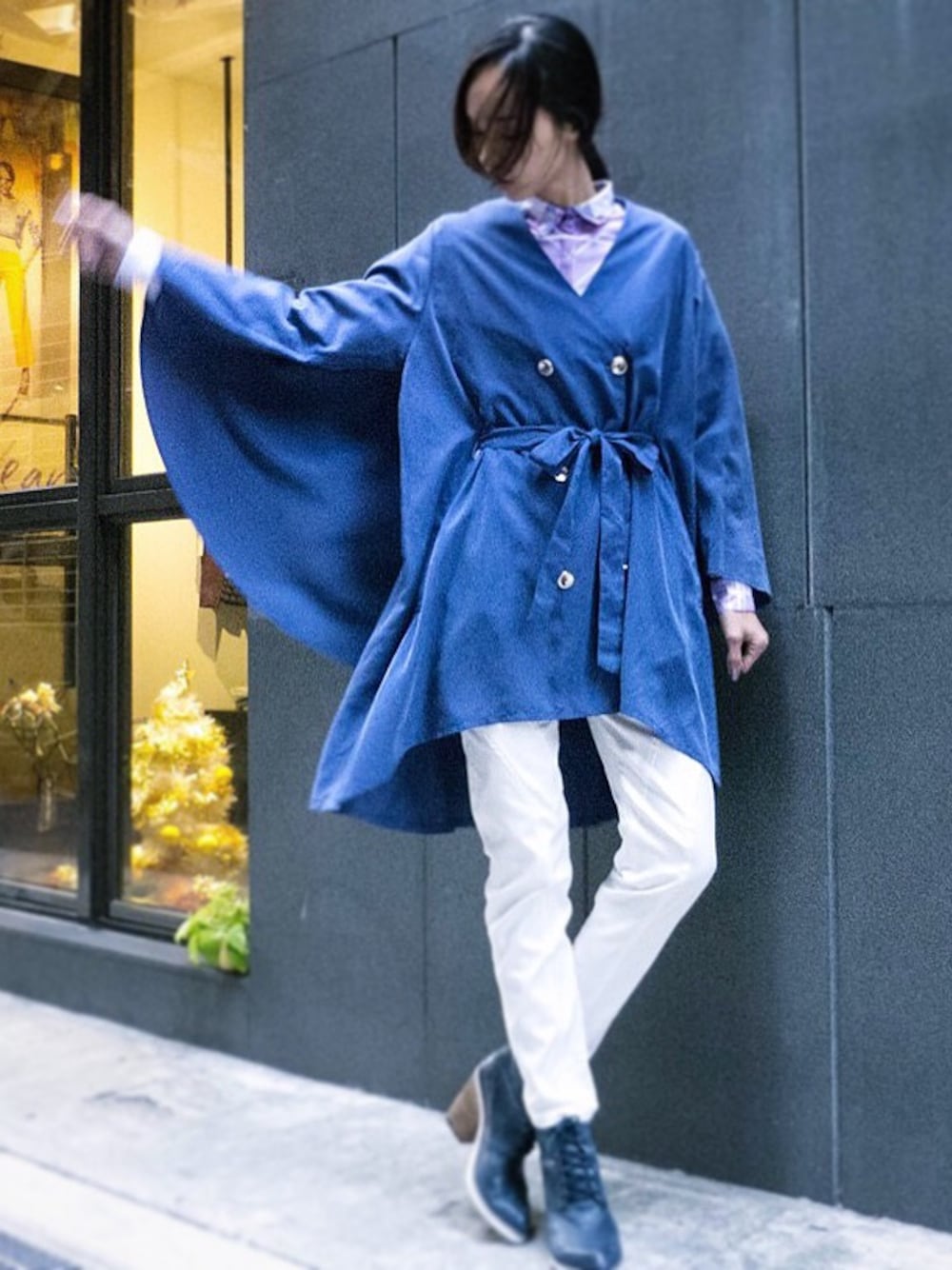 「ootd、blue、jeans、Taiwan、TAIPEI、shirts、purple、street」｜「CHENG PAI CHENGのアイテム（トレンチコート、ブルー系）」を使った、CHENG PAI CHENGさん（レディース・170cm）の冬コーディネートの1枚目の写真
