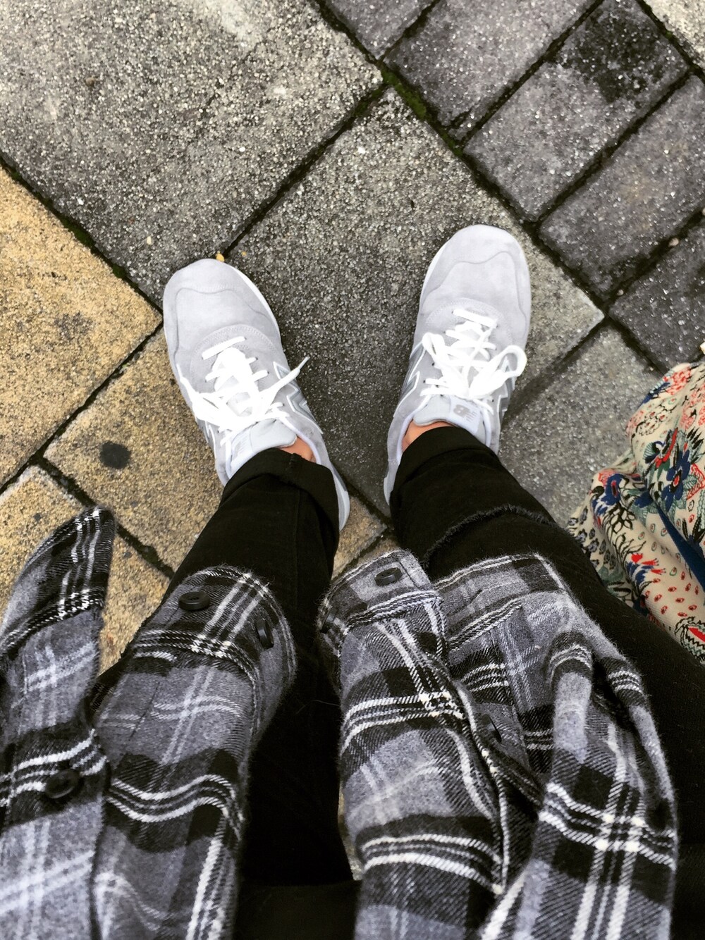 グレー系のスニーカー、その他のシャツ/ブラウスを着用したメンズの夏コーディネートの1枚目の写真