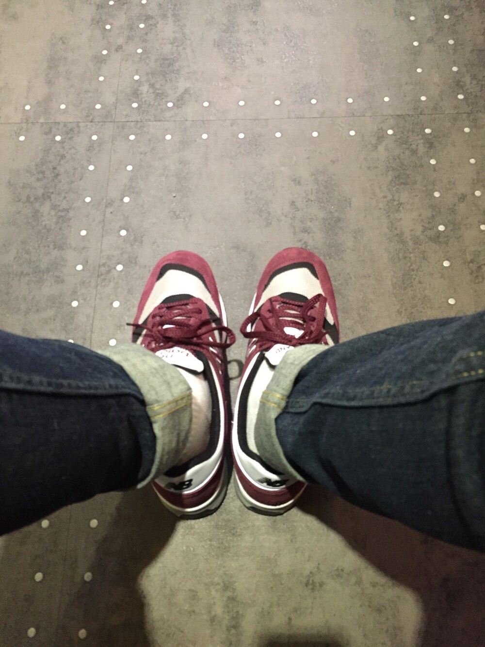 ブルー系のデニムパンツ、その他のスニーカーを着用したメンズの夏コーディネートの1枚目の写真