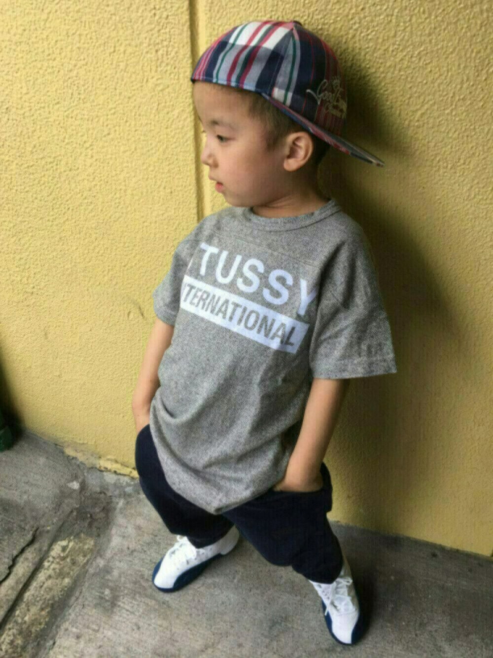 「GOODENOUGH、stussy、STUSSYKIDS、NIKE、aj12、テックフリース、エアジョーダン、ドラフトABC」｜「STUSSYのKids City Stack Hockey Tee（Tシャツ/カットソー、グレー系）」を使った、Ken-Kenさん（キッズ・110cm）の秋コーディネートの1枚目の写真