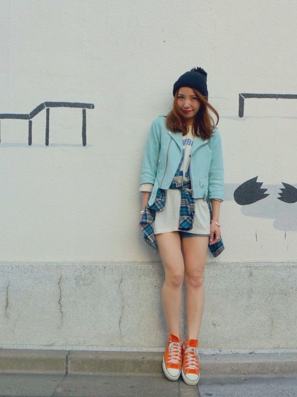 ブルー系のライダースジャケット、ホワイト系のTシャツ/カットソー、オレンジ系のスニーカーを着用したレディースの冬コーディネートの1枚目の写真