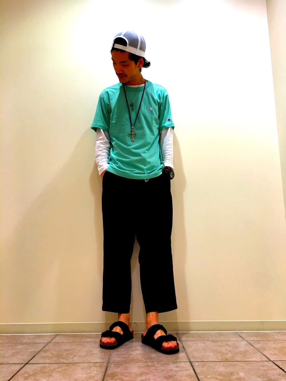 ホワイト系のTシャツ/カットソー、ホワイト系のTシャツ/カットソー、ブラック系のその他パンツを着用したメンズの夏コーディネートの1枚目の写真