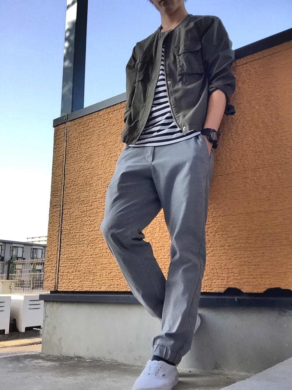 「ラフ、ノーカラーシャツ、ボーダーT、ジョガーパンツ グレー、ミリタリーシャツ」｜「Right-on MEN'Sのアイテム（シャツ/ブラウス、グリーン系）」を使った、ATSUSHIさん（メンズ・171cm）の春コーディネートの1枚目の写真