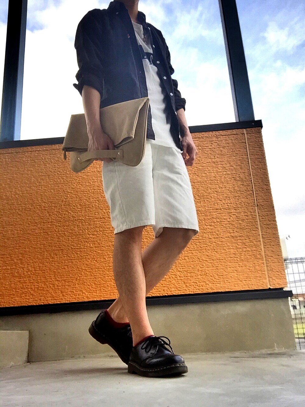 「シンプルコーデ、短パン、黒シャツ、古着MIX、オーバーサイズ、クラッチバッグ、モノトーンコーデ」｜「Dickiesのコットンツイル長袖BDシャツ（シャツ/ブラウス、ブラック系）」を使った、ATSUSHIさん（メンズ・171cm）の春コーディネートの1枚目の写真
