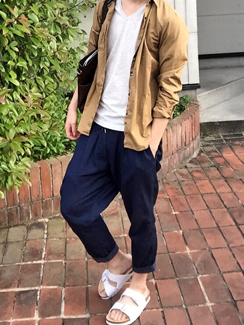 「夏、HARE、サンダル、シンプル」｜「HAREのアイテム（シャツ/ブラウス、ベージュ系）」を使った、ATSUSHIさん（メンズ・171cm）の春コーディネートの1枚目の写真