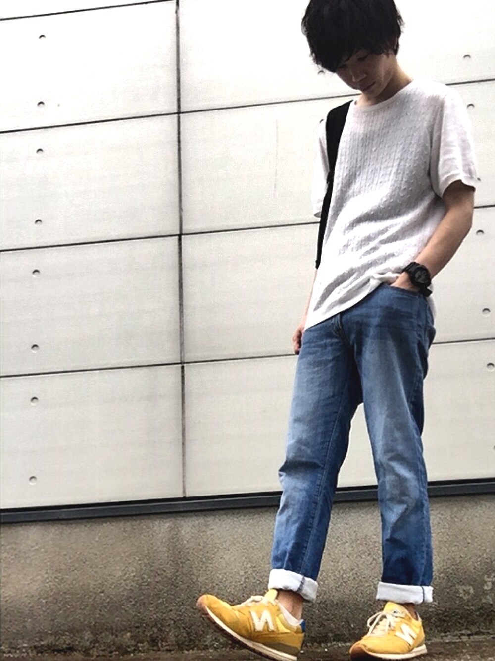 「夏コーデ、シンプル、ロールアップ、リュック、ニューバランス」｜「BACK NUMBERのアイテム（ニット/セーター、ホワイト系）」を使った、ATSUSHIさん（メンズ・171cm）の春コーディネートの1枚目の写真