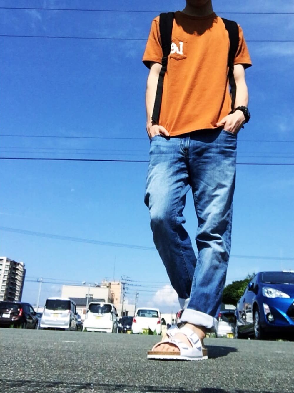 「ゆるコーデ、シンプル、サンダル、リュック、LEE」｜「DOORSxLeeのアイテム（Tシャツ/カットソー、オレンジ系）」を使った、ATSUSHIさん（メンズ・171cm）の夏コーディネートの1枚目の写真