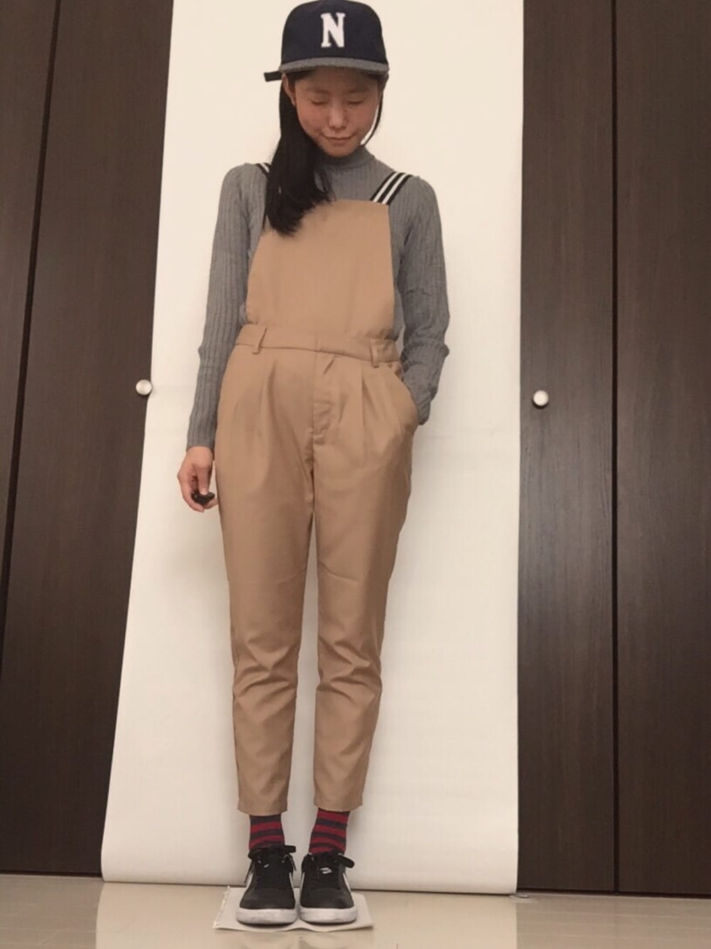 ベージュ系のその他パンツ、ブラック系のスニーカー、グレー系のニット/セーターを着用したレディースの秋コーディネートの1枚目の写真