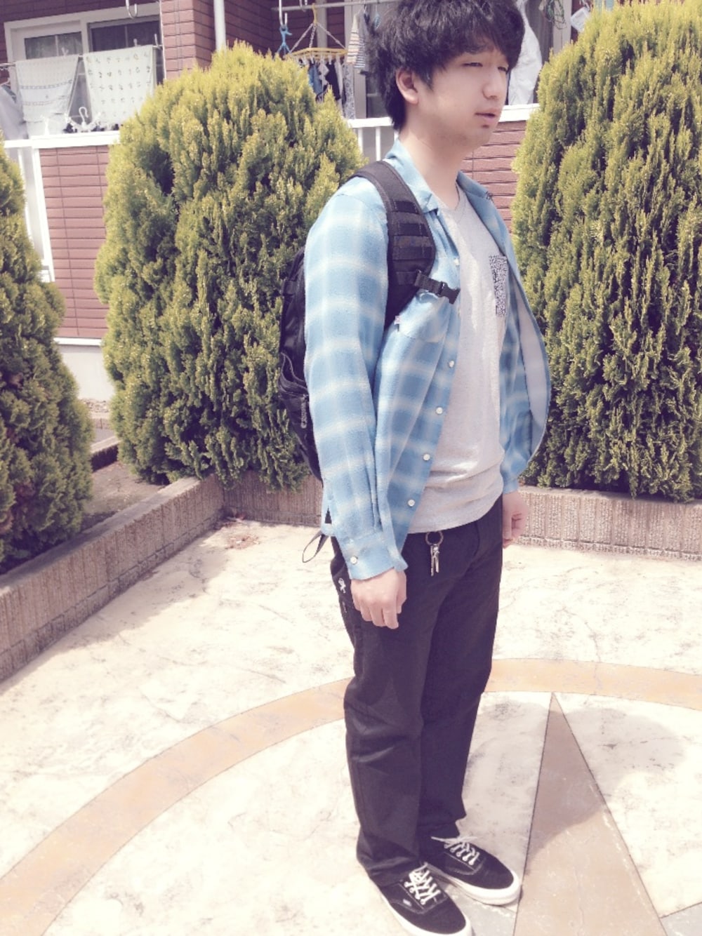 ブラック系のスニーカーを着用したメンズの春コーディネートの1枚目の写真