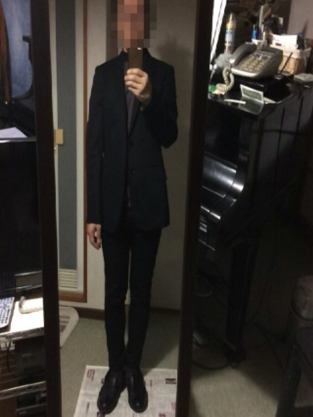 「スキニー、スリッポン、ソックス、テーラードジャケット、黒ジャケット、黒パンツ、Tシャツ」｜「JOHN LAWRENCE SULLIVANのJOHN LAWRENCE SULLIVAN  ジャケット（テーラードジャケット、ブラック系）」を使った、Seanさん（メンズ・165cm）の夏コーディネートの1枚目の写真