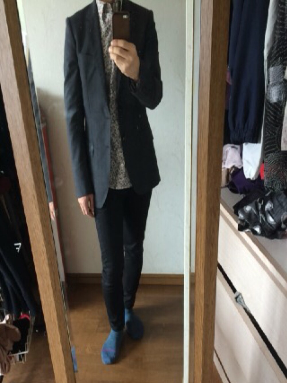 「花柄、シャツスタイル、ソックス、テーラードジャケット、パンツ、JOHN LAWRENCE SULLIVAN、LAD MUSICIAN、Paul Smith」｜「JOHN LAWRENCE SULLIVANのアイテム（テーラードジャケット、グレー系）」を使った、Seanさん（メンズ・165cm）の夏コーディネートの1枚目の写真