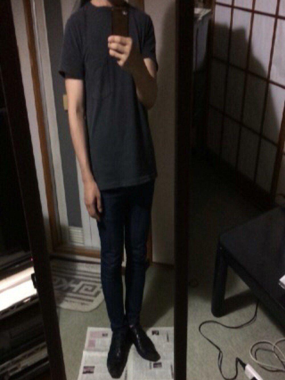 「Tシャツ、黒、スキニーデニム、タイトシルエット、ドレスシューズ、ネイビー、rock」｜「REMI RELIEFのREMI RELIEF × AMERICAN RAG CIE 別注 ヴィンテージ加工Tシャツ/108-RRE-RN15173229RC（Tシャツ/カットソー、ブラック系）」を使った、Seanさん（メンズ・165cm）の夏コーディネートの1枚目の写真