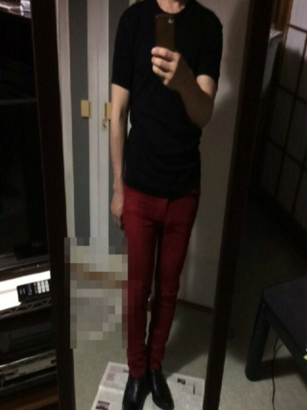 「APRIL77、JOHN SMEDLEY、rock、Tシャツ、赤、黒、スキニーデニム、タイトシルエット、ブーツ」｜「JOHN SMEDLEYのアイテム（Tシャツ/カットソー、ブラック系）」を使った、Seanさん（メンズ・165cm）の夏コーディネートの1枚目の写真