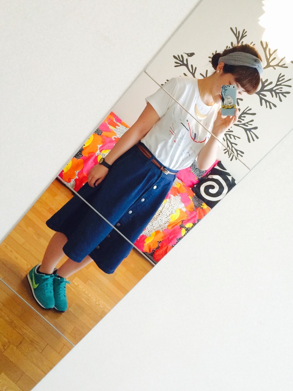 「スニーカー、ターバン、コアラ、Tシャツ×デニム、デニムスカート」｜「NIKEのNIKE WMNS GENICCO（スニーカー、グリーン系）」を使った、こはる。さん（レディース・155cm）の夏コーディネートの1枚目の写真