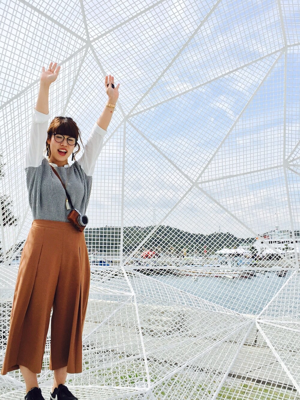 「ワイドパンツ、ベージュ、キリカエトップス、切り替えニット、olympus、直島、スニーカー、ナイキ」｜「DISCOATの【Discoat】ニット切替シャツ（シャツ/ブラウス、グレー系）」を使った、こはる。さん（レディース・155cm）の秋コーディネートの1枚目の写真
