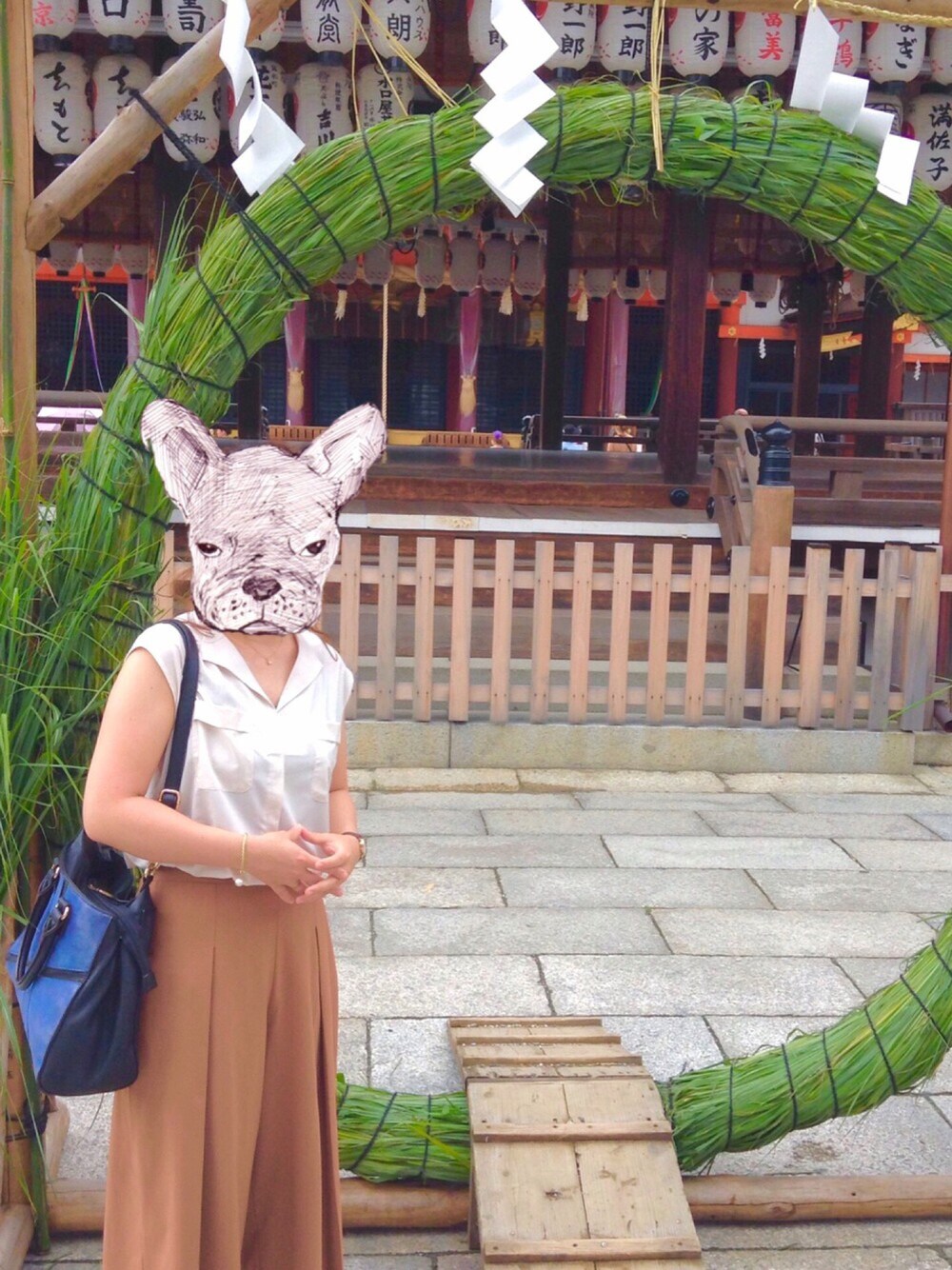 「八坂神社、京都、who's who chico、アースカラー、summer、ドラフトWWC」｜「Chicoのミリタリースキッパーノースリーブシャツ（シャツ/ブラウス、ピンク系）」を使った、こはる。さん（レディース・155cm）の夏コーディネートの1枚目の写真
