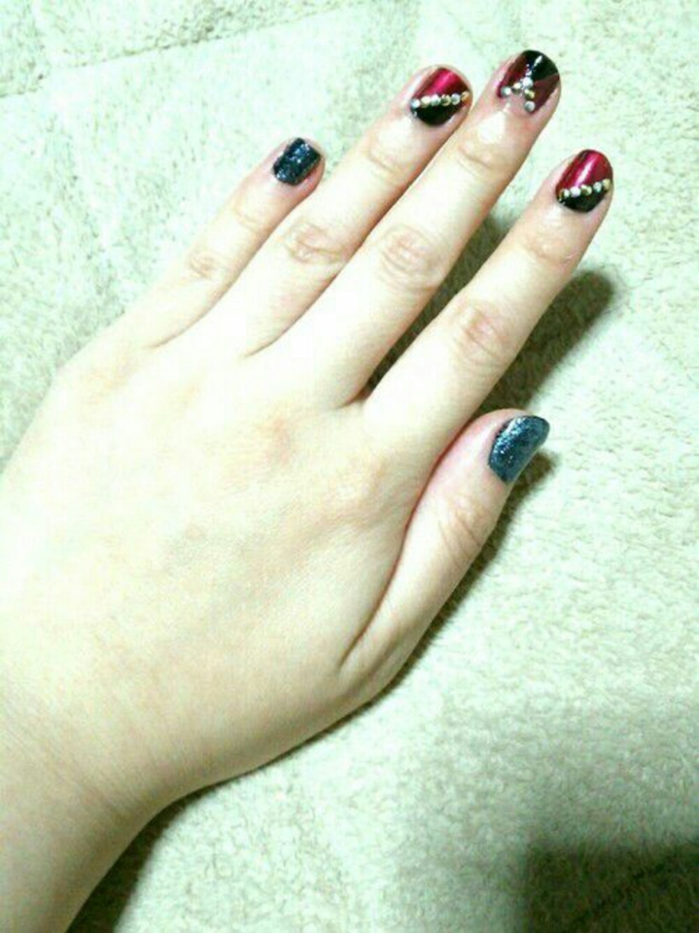 レッド系のハンドケア/ハンドクリーム、ブラック系のハンドケア/ハンドクリームを着用したレディースの夏コーディネートの1枚目の写真