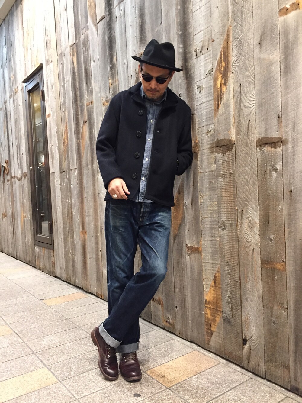 「秋、シンプル、冬、ootd、デニム、street、キレイめ、outfit、SCHOTT、ピーコート」｜「NEW YORK HATのSchott (ｼｮｯﾄ)  FEDORA ﾊｯﾄ（ハット、ブラック系）」を使った、matsuuraさん（メンズ・189cm）の秋コーディネートの1枚目の写真