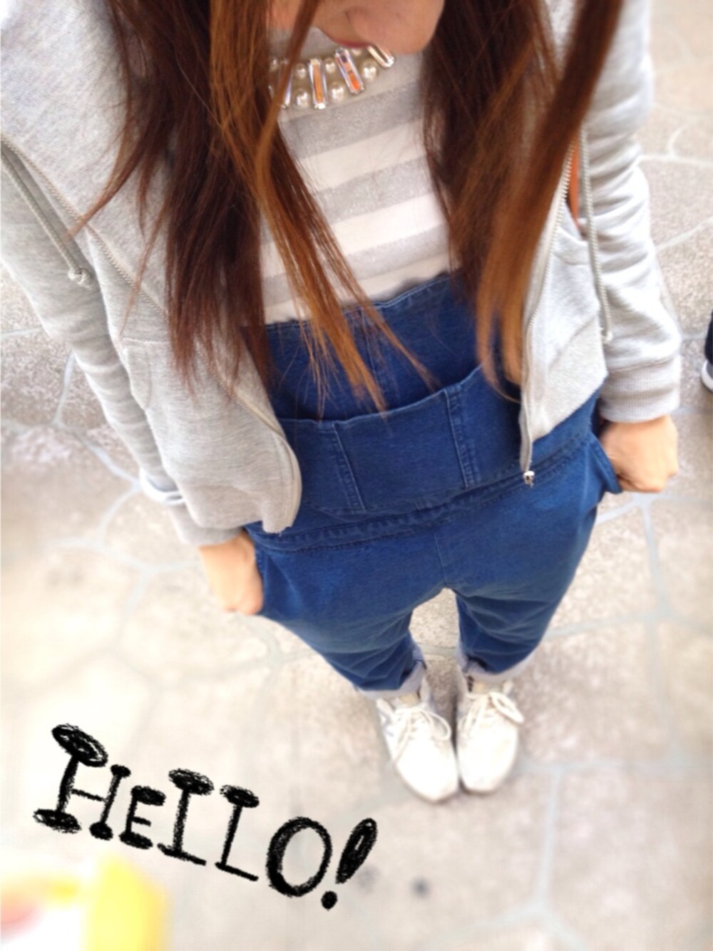 シルバー系のTシャツ/カットソー、ブルー系のサロペット/オーバーオール、グレー系のパーカーを着用したレディースの春コーディネートの1枚目の写真