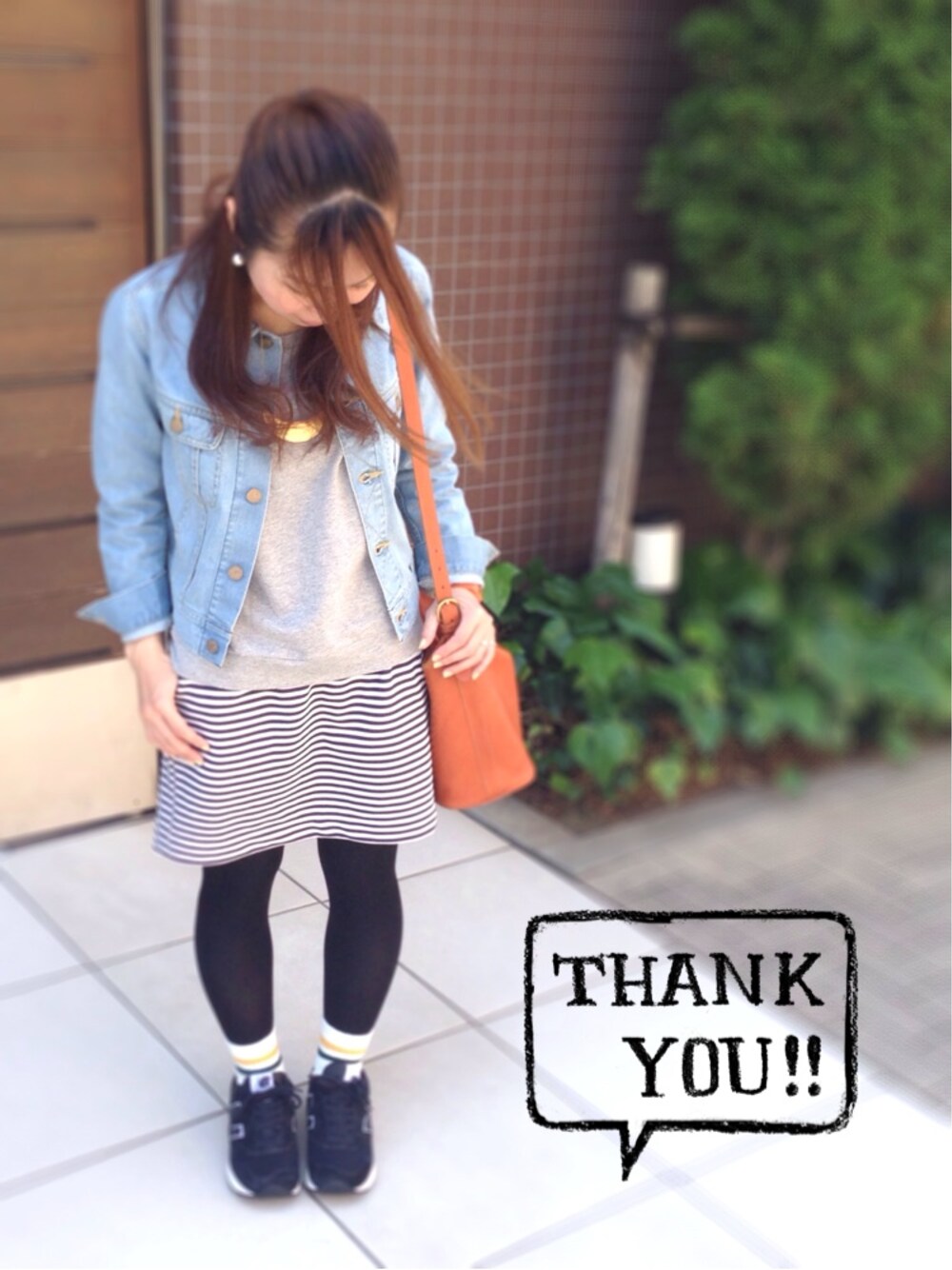 ブラウン系のショルダーバッグ、ブルー系のスカート、グレー系のTシャツ/カットソーを着用したレディースの春コーディネートの1枚目の写真