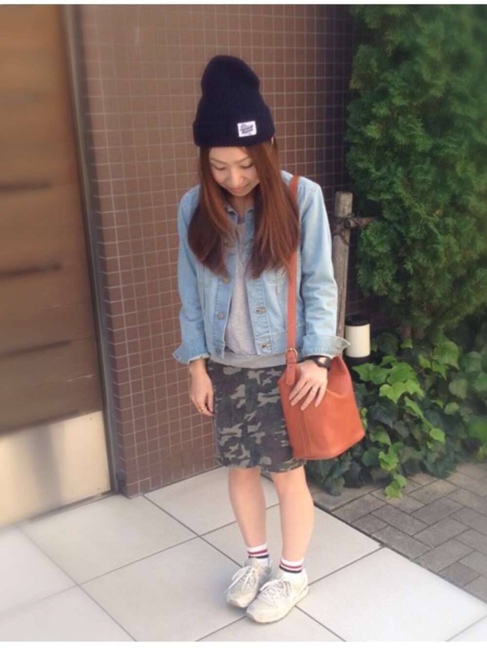 その他のジャケット/アウター、グレー系のTシャツ/カットソー、グリーン系のスカートを着用したレディースの秋コーディネートの1枚目の写真