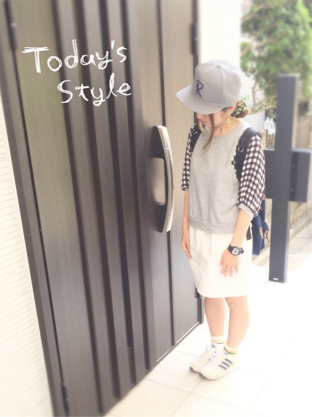 ホワイト系のスニーカー、ホワイト系のスカート、グレー系のTシャツ/カットソーを着用したレディースの春コーディネートの1枚目の写真