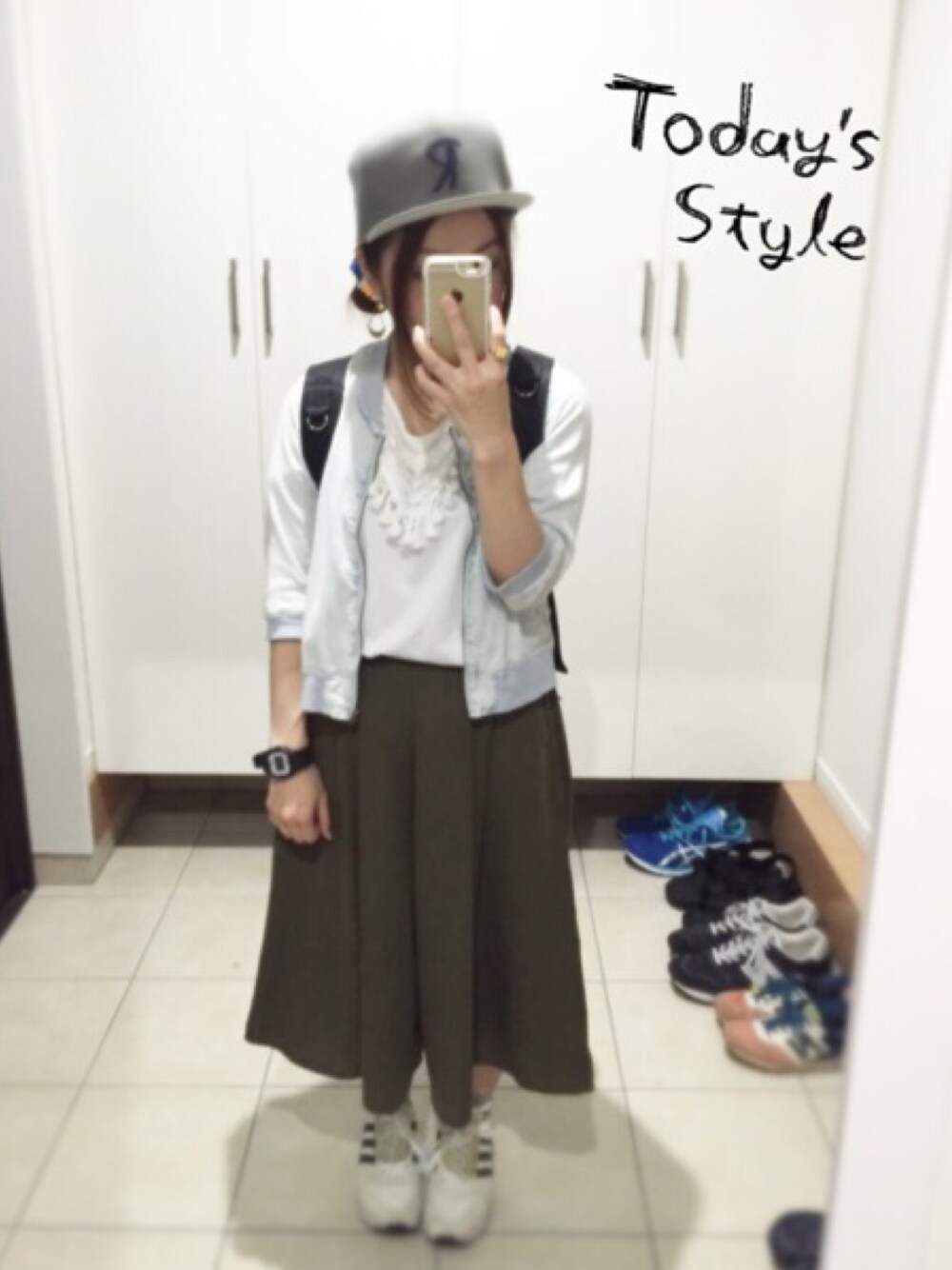 ホワイト系のスニーカー、ブルー系のブルゾン、ホワイト系のTシャツ/カットソーを着用したレディースの夏コーディネートの1枚目の写真