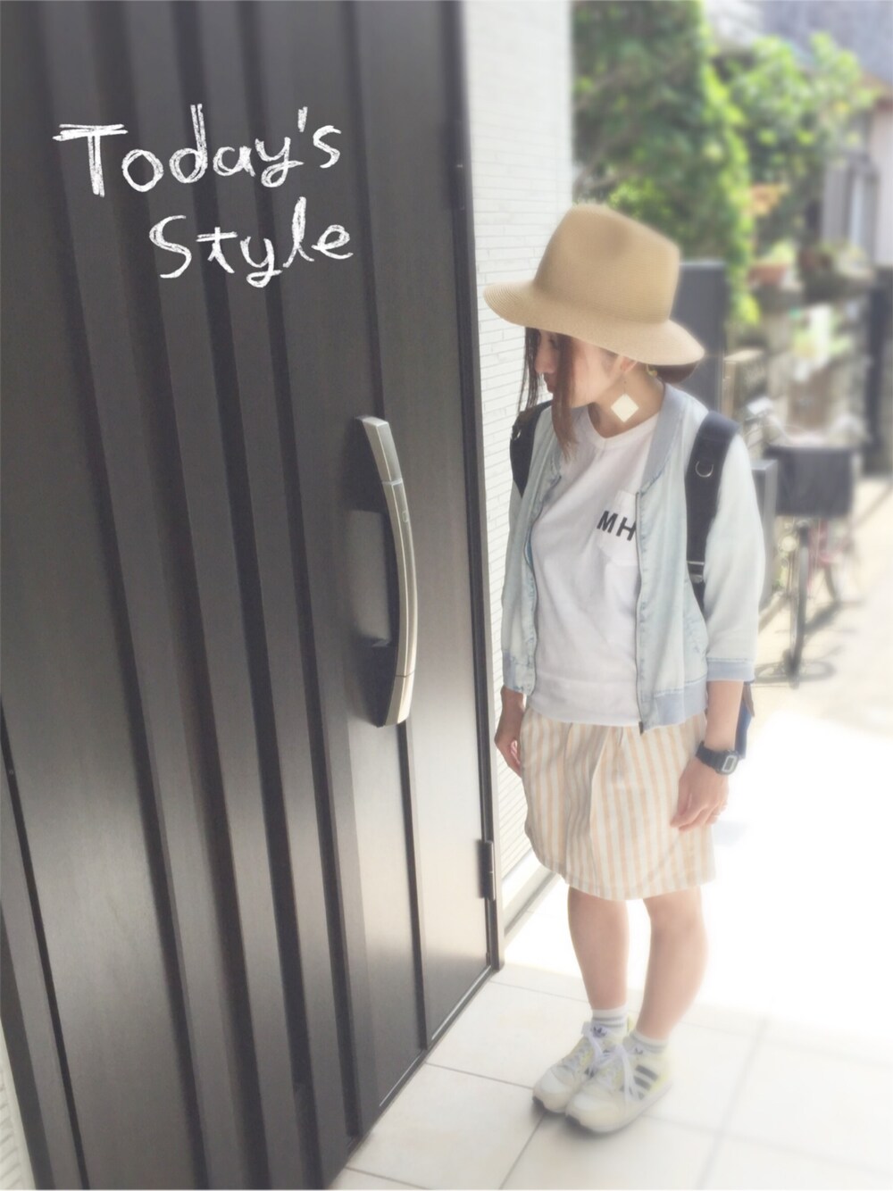 ホワイト系のスニーカー、ブルー系のブルゾン、ブルー系のバックパック/リュックを着用したレディースの夏コーディネートの1枚目の写真