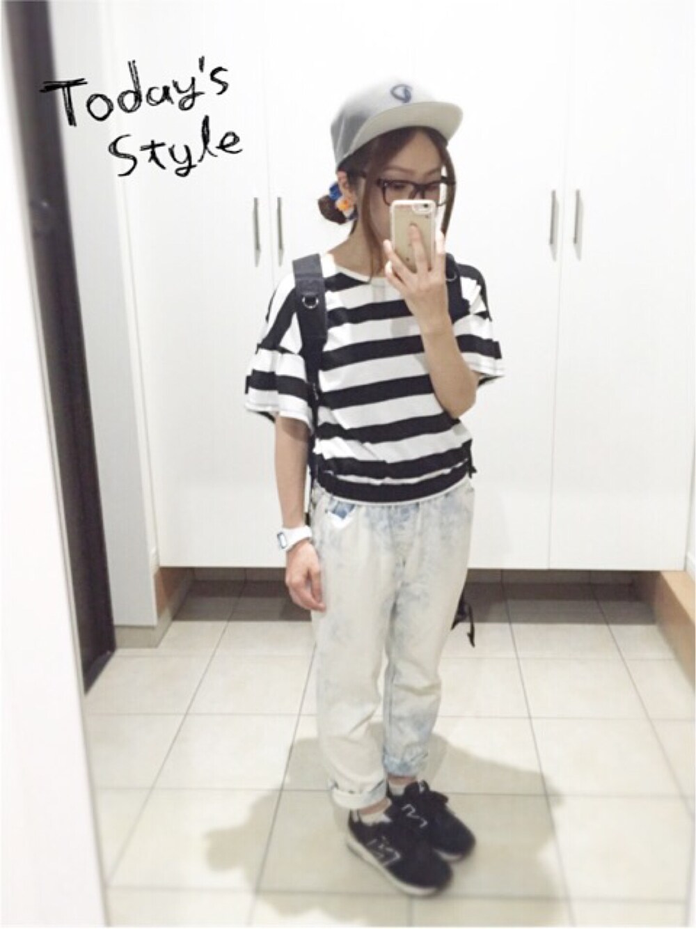 ブラック系のスニーカー、ブルー系のバックパック/リュック、ブラック系のTシャツ/カットソーを着用したレディースの夏コーディネートの1枚目の写真