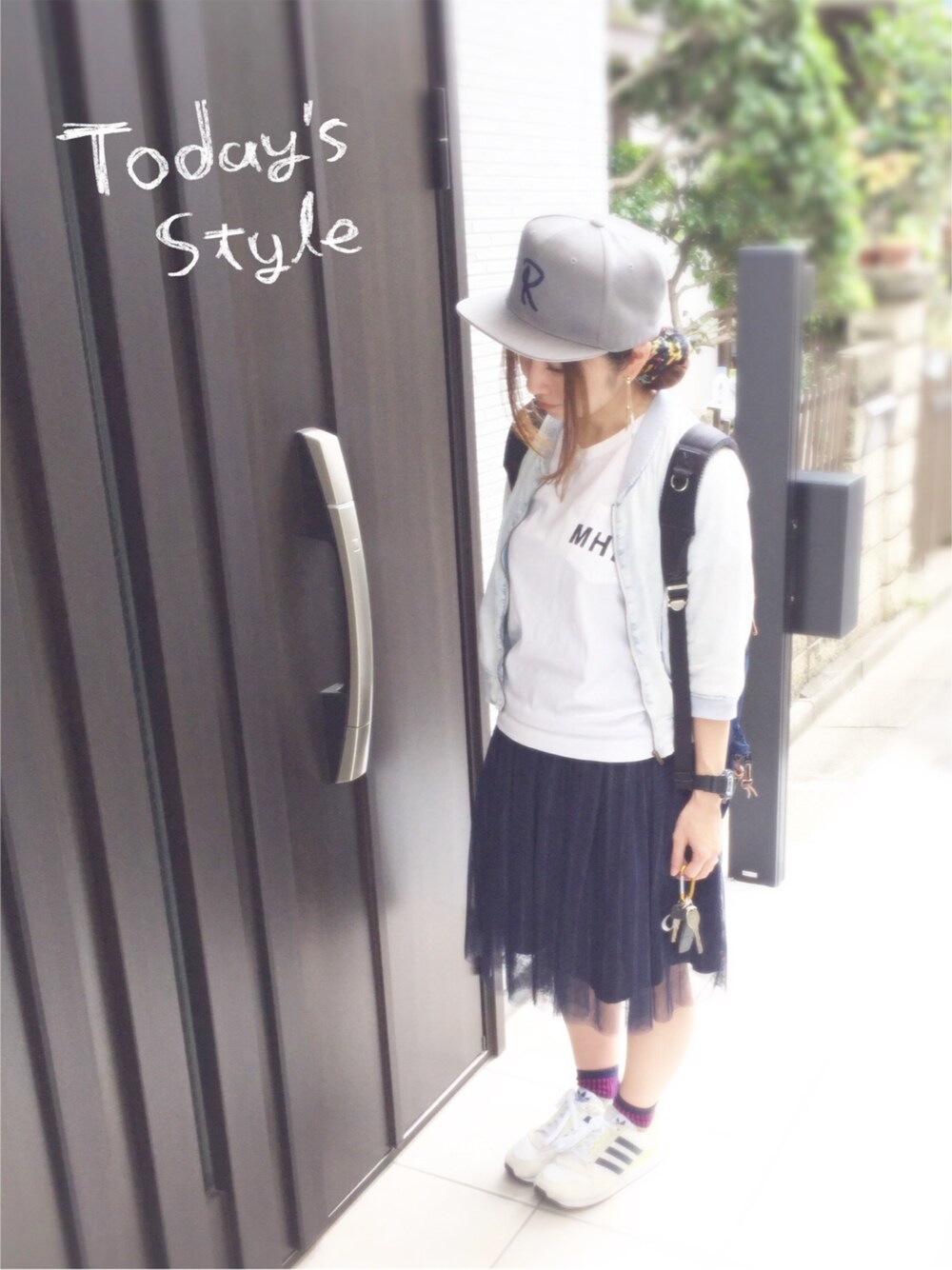ホワイト系のスニーカー、ブルー系のバックパック/リュック、グレー系のソックス/靴下を着用したレディースの夏コーディネートの1枚目の写真