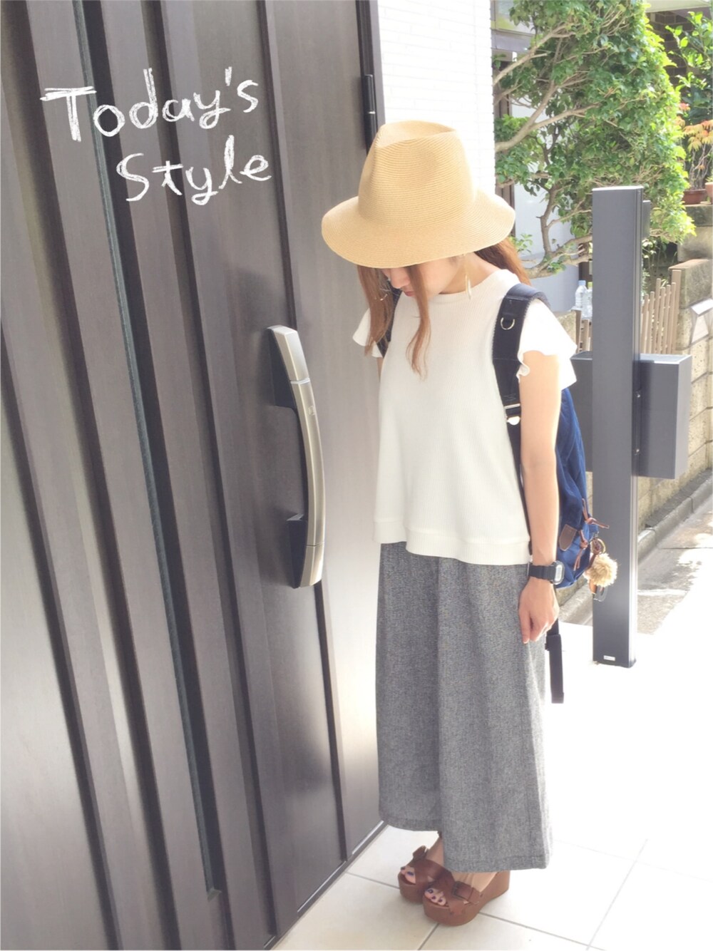 ベージュ系のサンダル、グレー系のその他パンツ、ブルー系のバックパック/リュックを着用したレディースの夏コーディネートの1枚目の写真