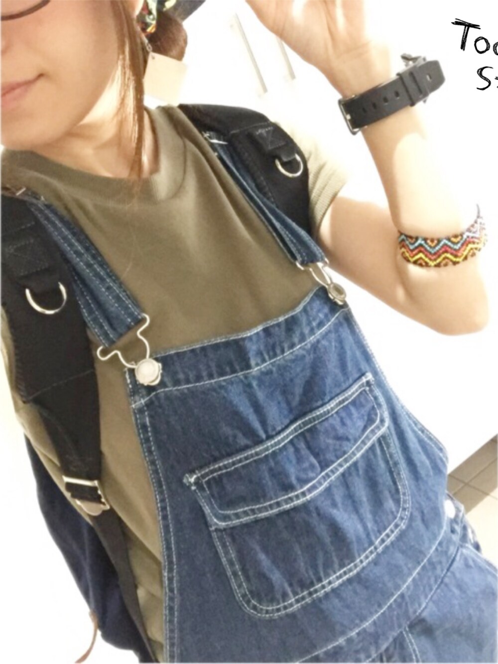 グリーン系のTシャツ/カットソー、ブルー系のバックパック/リュック、ブラック系のアナログ腕時計を着用したレディースの秋コーディネートの1枚目の写真