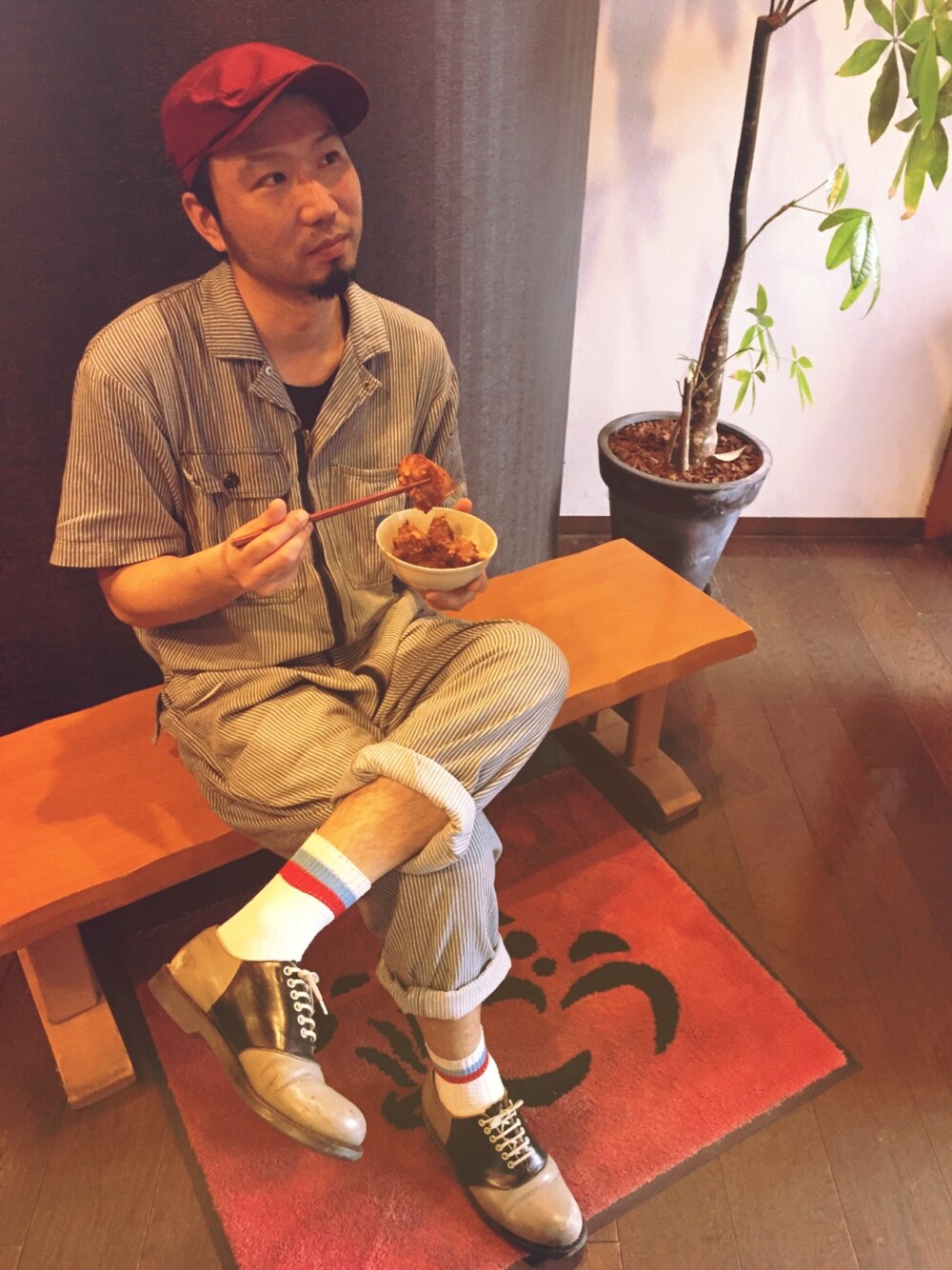「ラインソックス、つなぎ、らーめんごう、革靴、ハンチング」｜「らーめんごうの特製唐揚げ（その他、ブラウン系）」を使った、Go店長さん（メンズ・179cm）の春コーディネートの1枚目の写真